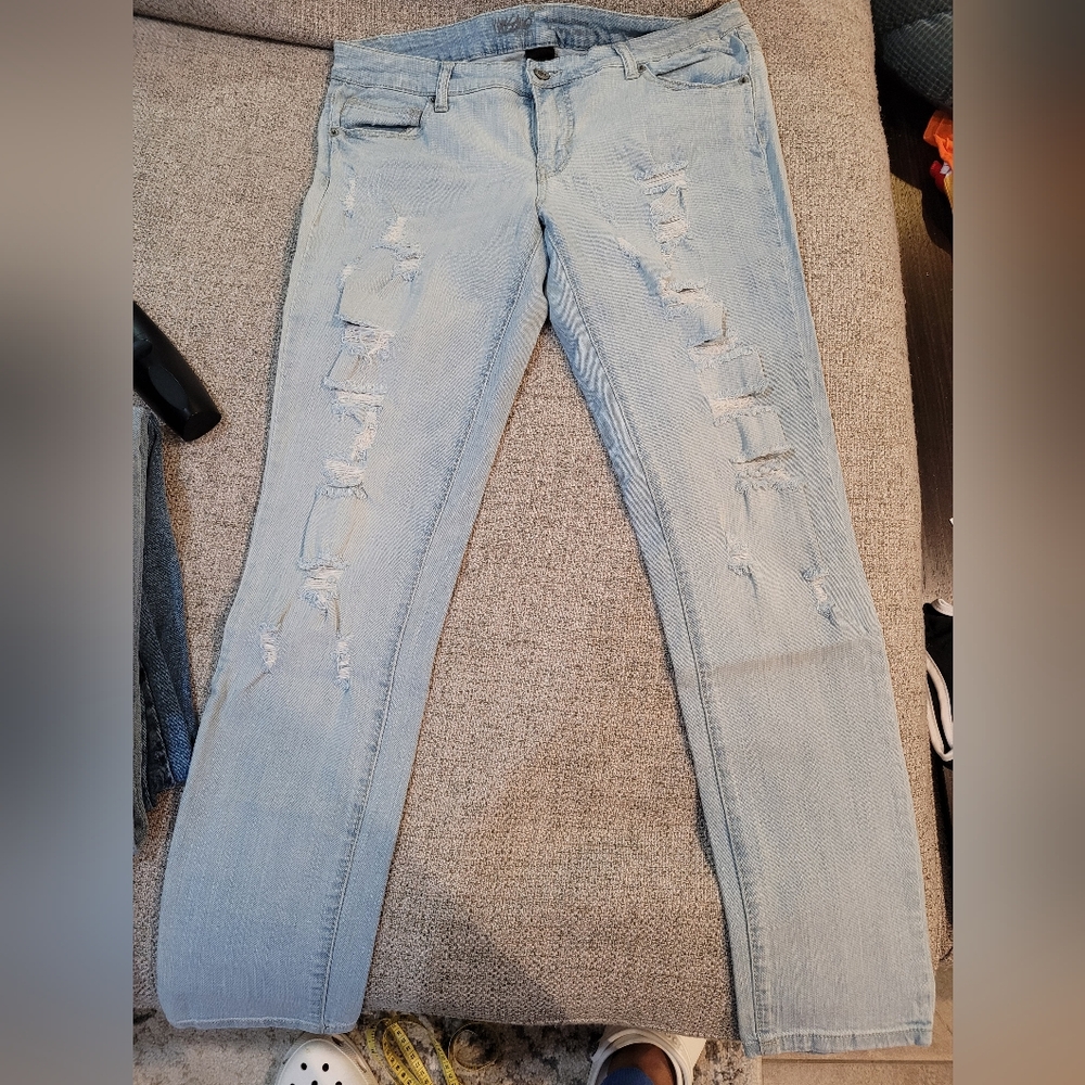 Low-rise skinny distressed jeans